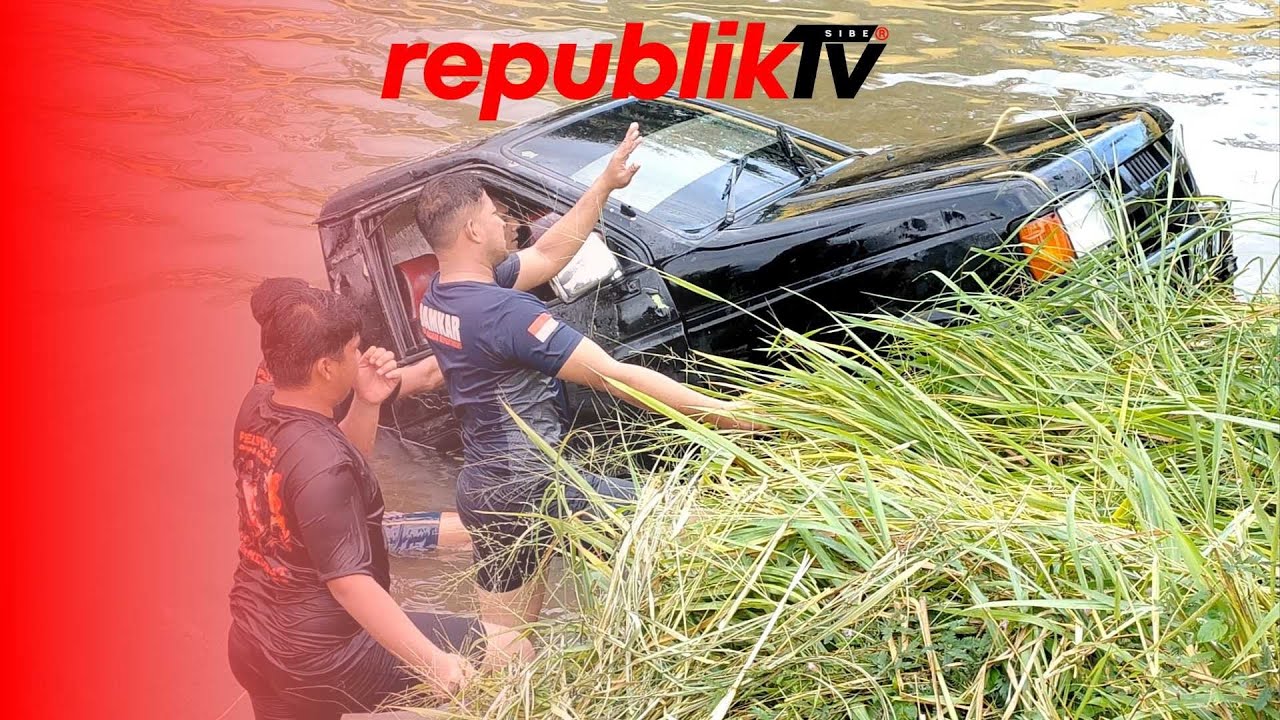 Mobil Tercebur di Saluran Irigasi, Evakuasi Menggunakan Kendaraan Winch DPKP