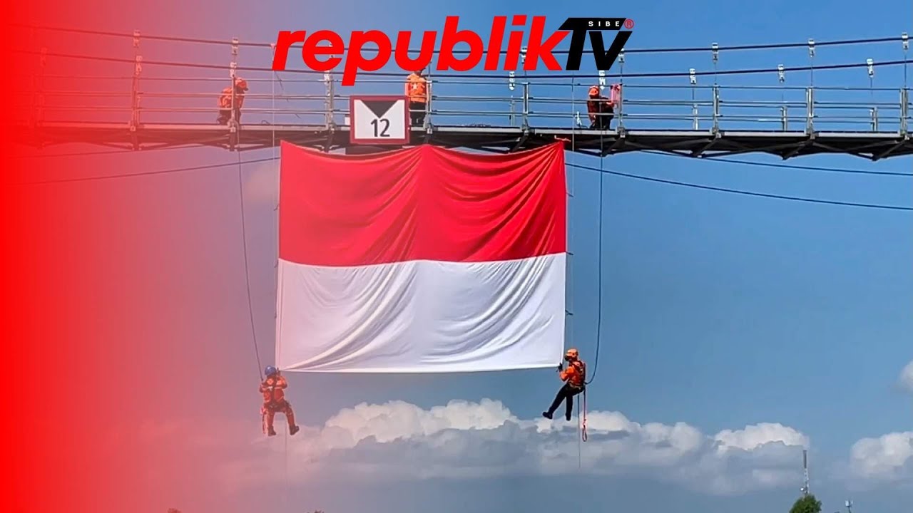 Upacara Pengibaran Bendera Merah Putih di Atas Sungai