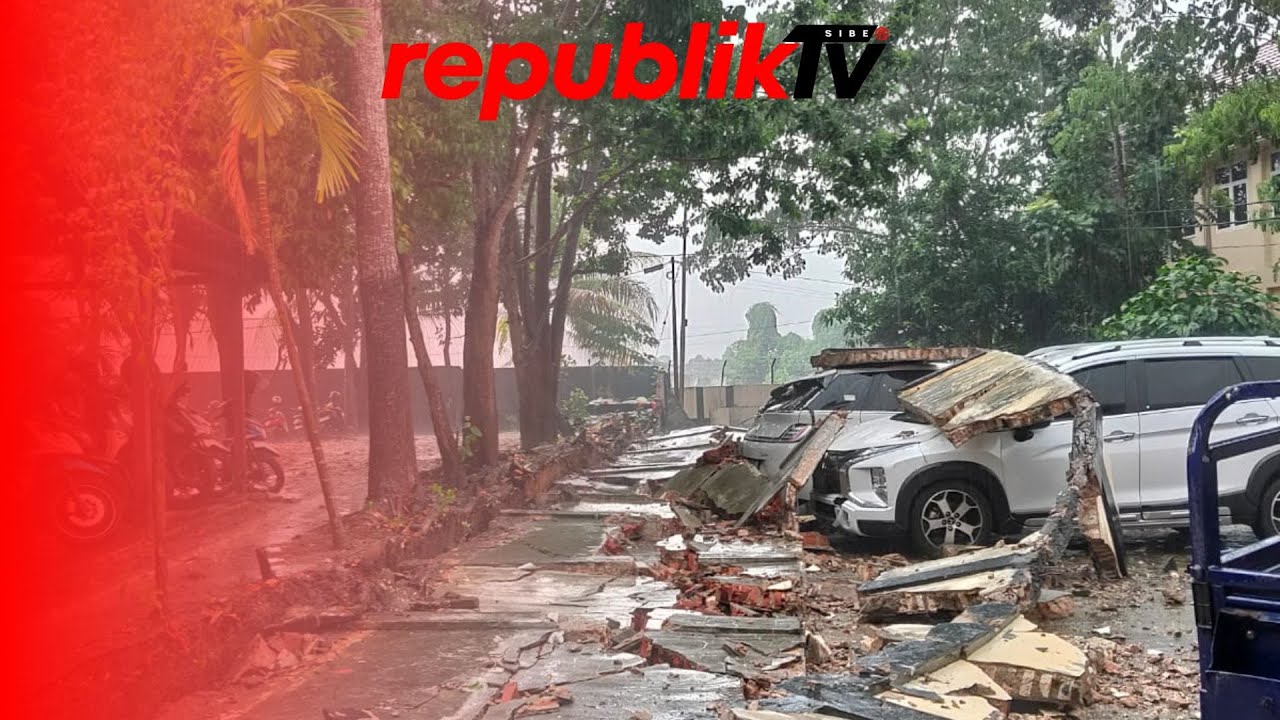 Tembok Pagar Roboh Timpa Dua Mobil dan Satu Roda Tiga