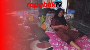 Asa Nenek Penghuni Rumah Rusak di Tengah Kepungan Banjir