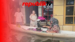 Keliling Jual Gorengan Di Tengah Banjir