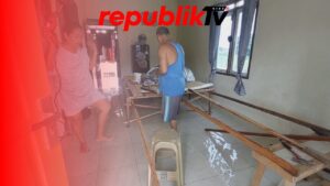 Kompleks Perumahan Banjir, Warga Buat Panggung di Dalam Rumah