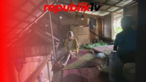 Satu Bulan Banjir, Warga Bertahan di Langit-langit Rumah