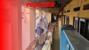 Titian di Dalam Sekolah Terendam Banjir