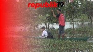 Banjir, Warga Terpaksa Gunakan Perahu