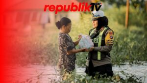 Polantas bersama BPBD dan Relawan Terjang Banjir Untuk Salurkan Bantuan