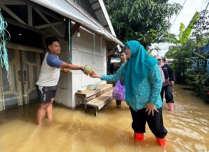 Ketua TP PKK Banjar Datangi Warga Terdampak Banjir