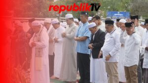 Bupati HST Bersama Keluarga Sholat Ied di Taman Dwi Warna Barabai