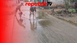 Jalan Berlumut Dampak Banjir, Warga Sukarela Melakukan Pembersihan