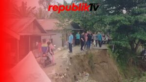 Bupati HST Tinjau Jalan Rusak Akibat Tanah Longsor