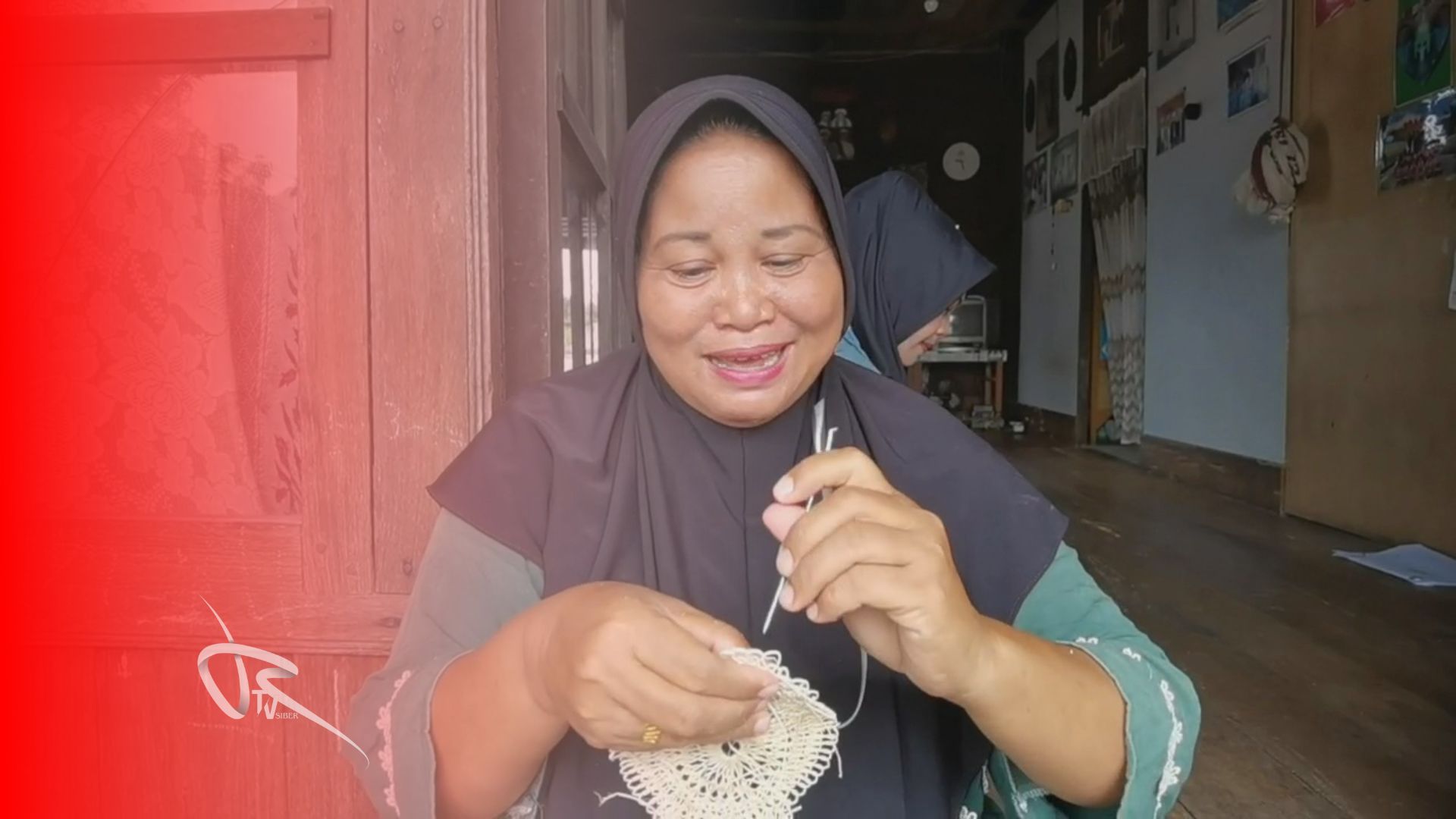 Dari Tangan Ibu Rumah Tangga Tercipta Kopiah Rotan Khas Candi Laras Selatan