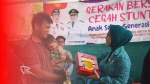 Bawa Pesan Kesehatan dan Literasi, Ketua TP PKK HST Sambangi Warga di Posyandu