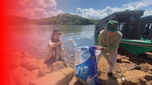 Puluhan Pegiat Lingkungan Kumpulkan Sampah di Dermaga