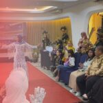 Penjahit Lokal dan Cosplayer Tampilkan Karya Kreatif di Catwalk