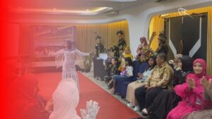 Penjahit Lokal dan Cosplayer Tampilkan Karya Kreatif di Catwalk