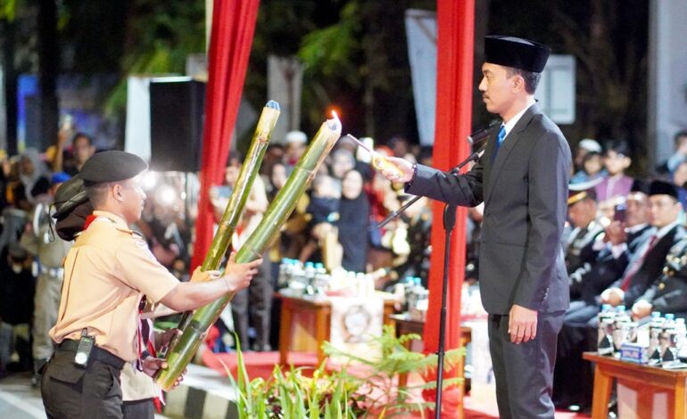 Bupati Banjar Pimpin Upacara Malam Taptu dan Pawai Obor Sambut HUT ke-80 RI