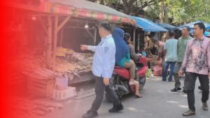 Bupati HST Pimpin Penertiban Pedagang dari Badan Jalan