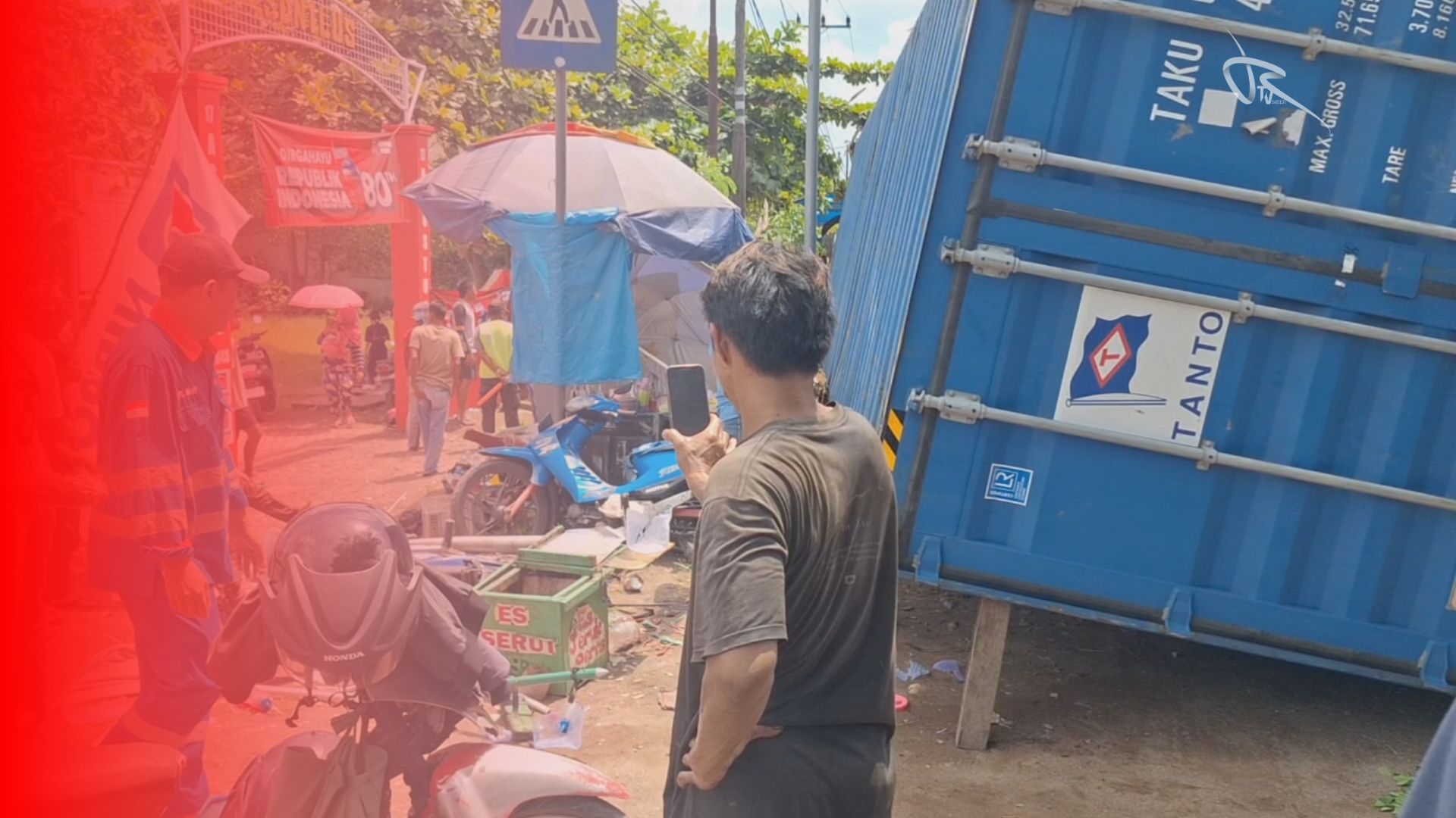 Kontainer Sangkut di Pohon dan Terjatuh Timpa Anak Sekolah