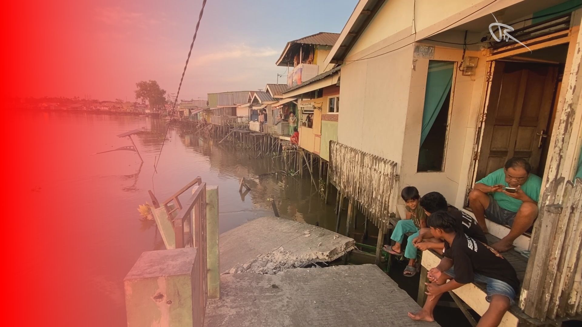 Titian Ambruk Puluhan Meter, Belasan Rumah Sulit Diakses