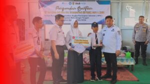 Bupati HST Bagikan 1301 Seragam Sekolah untuk Siswa SMP