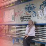 Coretan Liar dan Selebaran di Halte