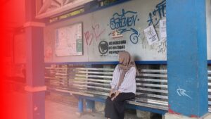 Coretan Liar dan Selebaran di Halte