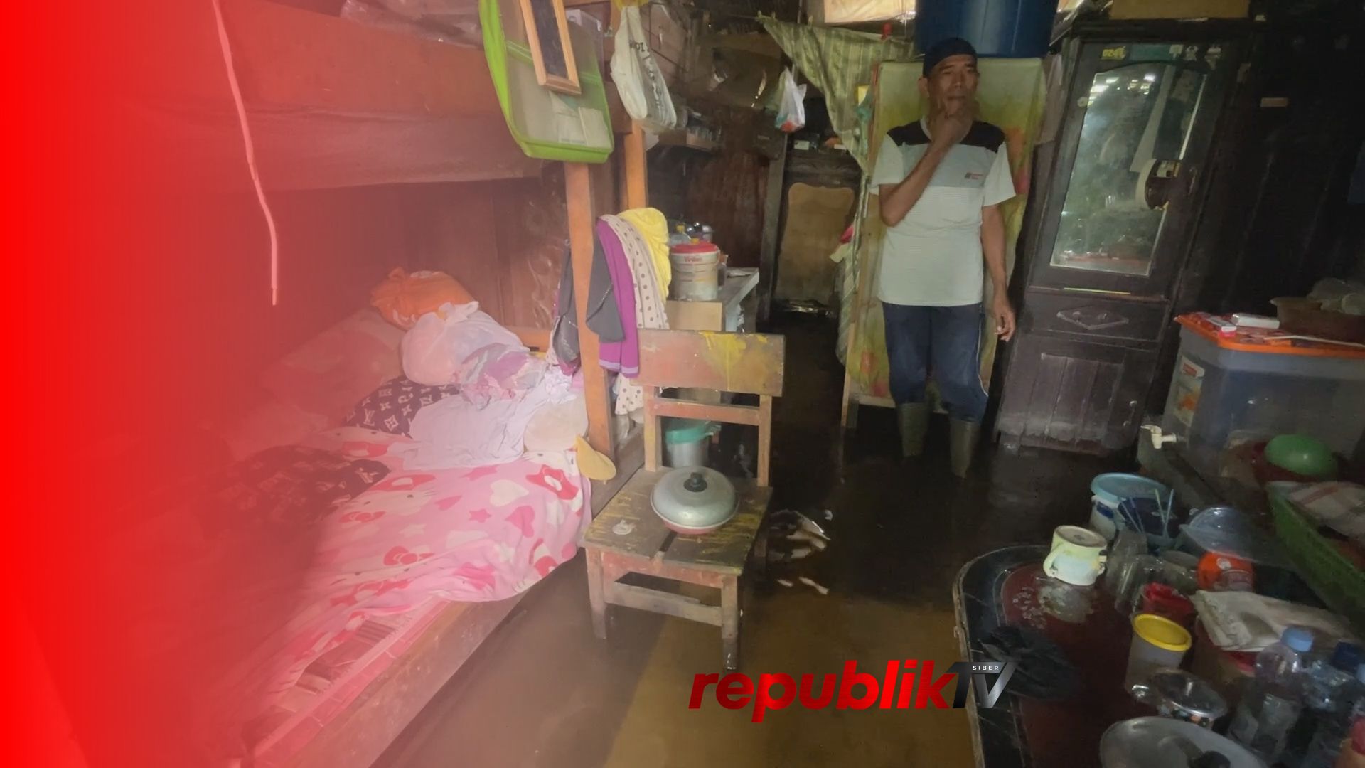 Genangan Air Tak Surut, Warga Tetap Bertahan