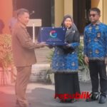 Bupati HST Serahkan Plakat Sekolah Rujukan Google Pertama di Kalsel