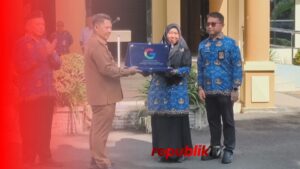 Bupati HST Serahkan Plakat Sekolah Rujukan Google Pertama di Kalsel