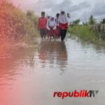 Potret Semangat Anak Sekolah Menembus Banjir