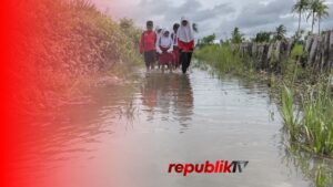 Potret Semangat Anak Sekolah Menembus Banjir