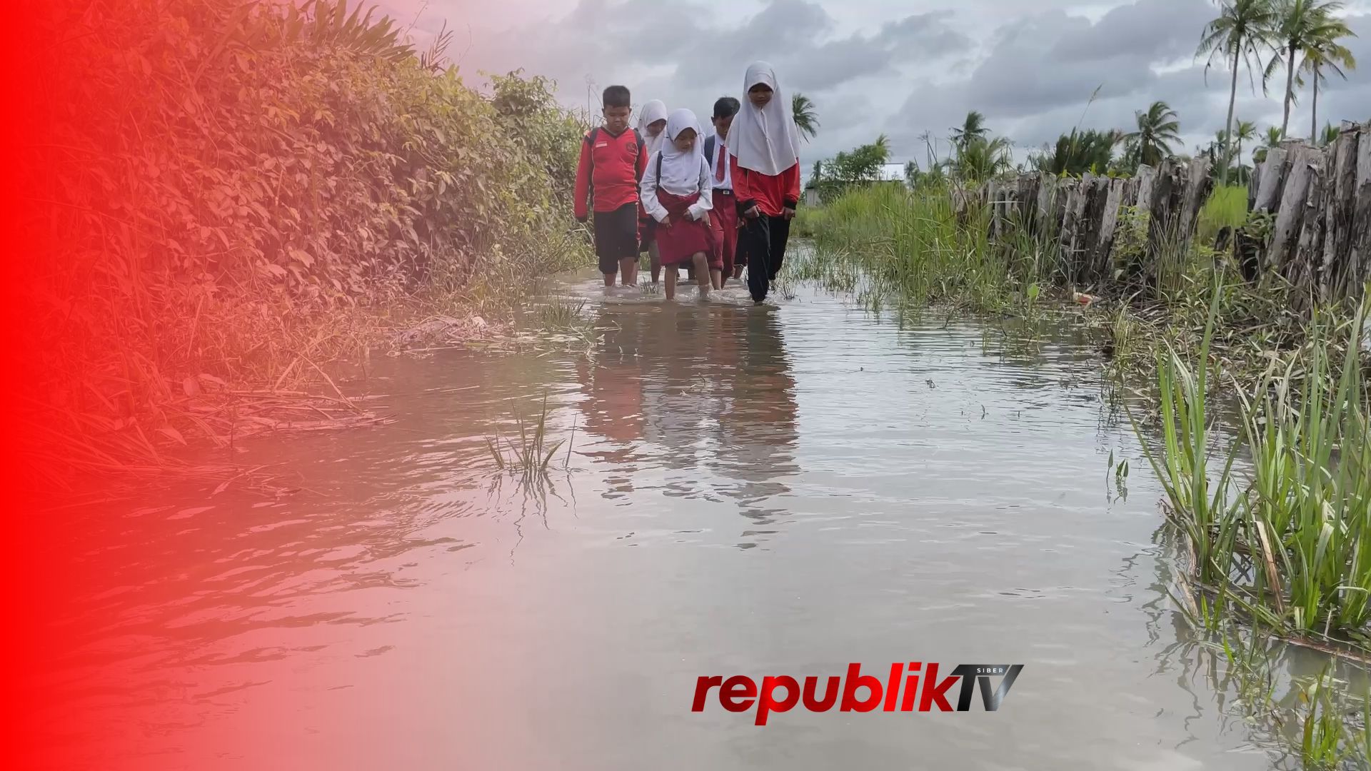 Potret Semangat Anak Sekolah Menembus Banjir