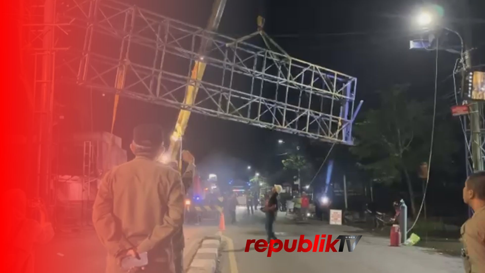 Baliho Melanggar Perda Dibongkar Satpol PP