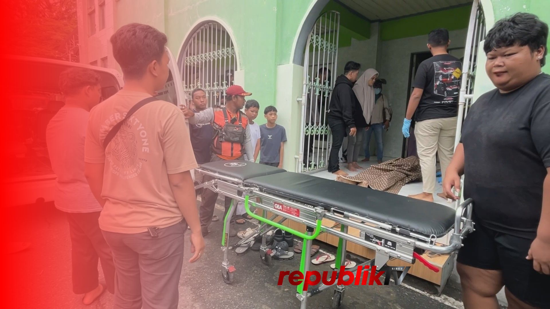 Pria Diduga Sakit Meninggal Di Area Masjid