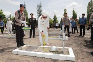 Gubernur Kalsel Pimpin Ziarah dan Tabur Bunga TMP Bumi Kencana Peringati Hari Pahlawan ke-80
