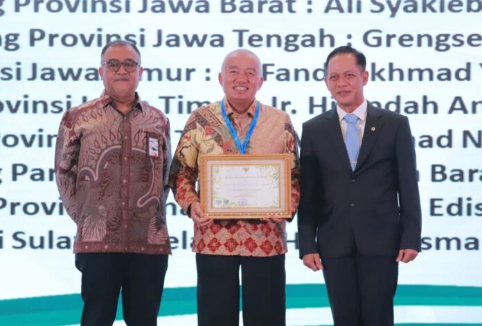 Gubernur Kalsel H. Muhidin Raih Penghargaan Pembina Program Kampung Iklim 2025