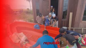 Banjir Tak Kunjung Surut, Puluhan Warga Dalam Pagar Mengungsi
