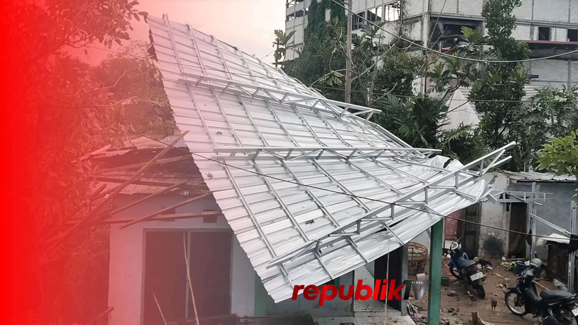 Angin Kencang Sapu Atap Rumah Warga