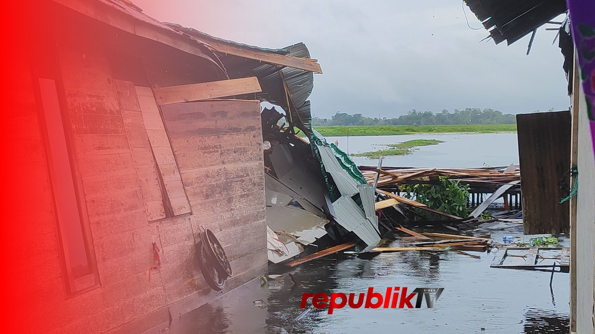 Banjir Masih Menggenang, Puting Beliung Rusak Belasan Rumah Warga
