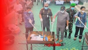 Bupati HST Hadiri Pemusnahan Barang Bukti di Kejaksaan Negeri
