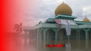 Banjir Rendam Masjid, Warga Salat Di Panggung Darurat Dan Mengungsi Di Atap