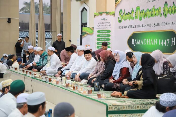 Wagub Kalsel Buka Puasa Bersama Jemaah di Masjid Sabilal Muhtadin