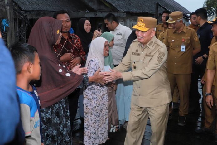 Gubernur Kalsel Tembus Hujan Salurkan Bantuan Banjir di Pondok Babaris, Siapkan Shelter dan Perbaikan Infrastruktur