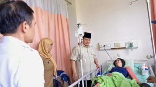 Presiden Prabowo Jenguk Korban Kecelakaan Kereta di Bekasi, Tekankan Evaluasi Keselamatan