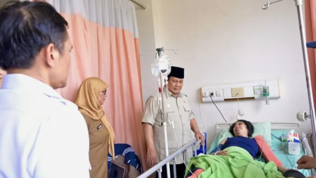 Presiden Prabowo Jenguk Korban Kecelakaan Kereta di Bekasi, Tekankan Evaluasi Keselamatan