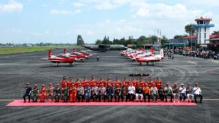Atraksi Spektakuler Jupiter Aerobatic Team Hipnotis Ribuan Warga Banjarbaru