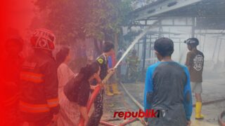 Jelang Salat Jumat, Kebakaran Hanguskan Dua Rumah Warga di Martapura Timur