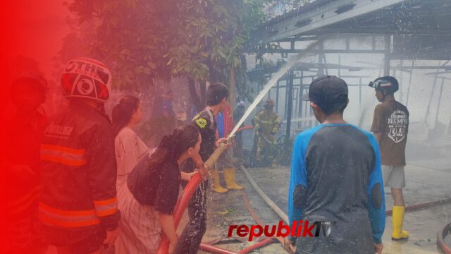 Jelang Salat Jumat, Kebakaran Hanguskan Dua Rumah Warga di Martapura Timur