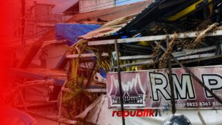 Diduga Gangguan Pengereman, Truk 10 Roda Tabrak Rumah Makan