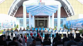 Hari Jadi ke-76 Kalsel, Muhidin Serahkan Penghargaan dan Terima Dividen Rp9,16 Miliar